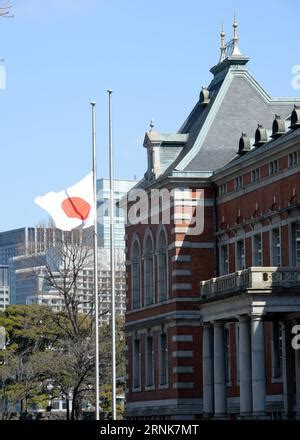 170311 TOKIO 11 März 2017 Xinhua EIN Ortsbürger betet am 11