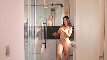 La novia de mi mejor amigo me visita y follamos en el baño ALEJANDRA PALACIOS PARTE XVIDEOS