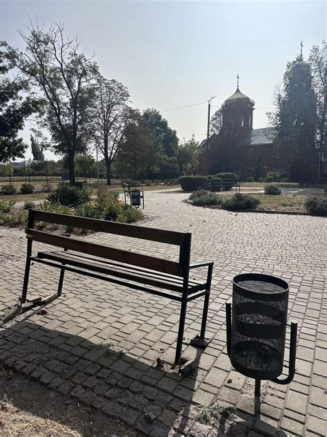 У Покрові малолітні порушники ламали лавки та били ліхтарі у парку ...
