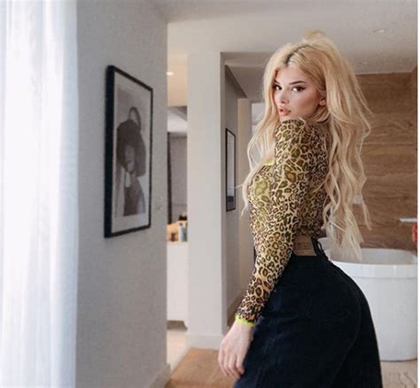 Hot Era Istrefi çmend fansat me fotot superseksi në bikini