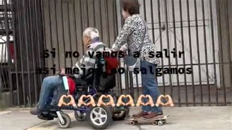 Entrañable Es Poco Una Abuela En Skate Pasea A Un Señor En Silla De