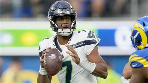 Seahawks' Geno Smith leaves, then returns vs. Rams after suffering ...