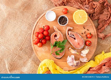 Bifes De Peixe Vermelho Cru Em Pranchas De Madeira Para Cozinhar Foto