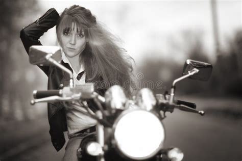 Fille De Motard Sur La Moto Photo Stock Image Du Fille Vélo 64040768