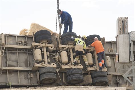 Fotos del vuelco de un camión en la A 1212 entre Huesca y Sangarrén