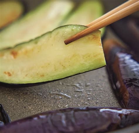 たっぷりのなすと豚肉で作る！「なすのしょうが焼き風炒め」【mizukiさんのなすおかず】（画像2 6） レタスクラブ