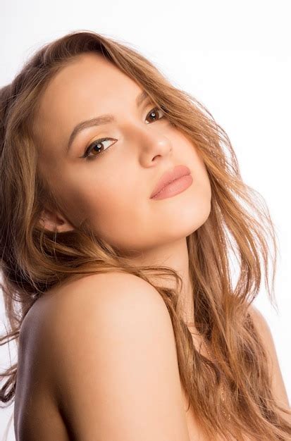 Visage De Jolie Femme Avec Du Maquillage Nude Au Studio Sur Fond Blanc Photo Premium