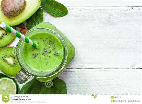 Smoothie Sano Verde Con El Aguacate La Espinaca El Kiwi La Cal Y La