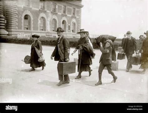 Immigrants arriving ellis island hi-res stock photography and images ...