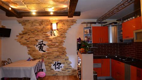 Обои под камень на кухне (72 фото)