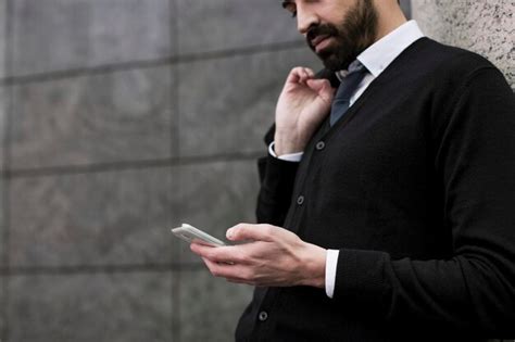 Hombre De Negocios El Mirar Tel Fono Celular Foto Premium