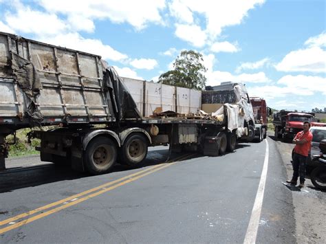 Carreta Tomba Na Curva Da Morte E Popula O Saqueia Carga De Bebidas