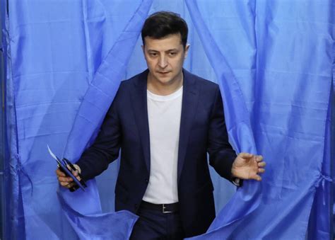 Ukraine Stichwahl Komiker Selenskyj als neuer Präsident gefeiert GMX AT