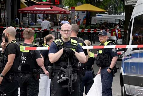 Auto Sulla Folla A Berlino Dago Fotogallery