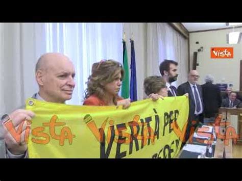 Verit Per Regeni I Genitori Di Giulio Con Lo Striscione In Audizione