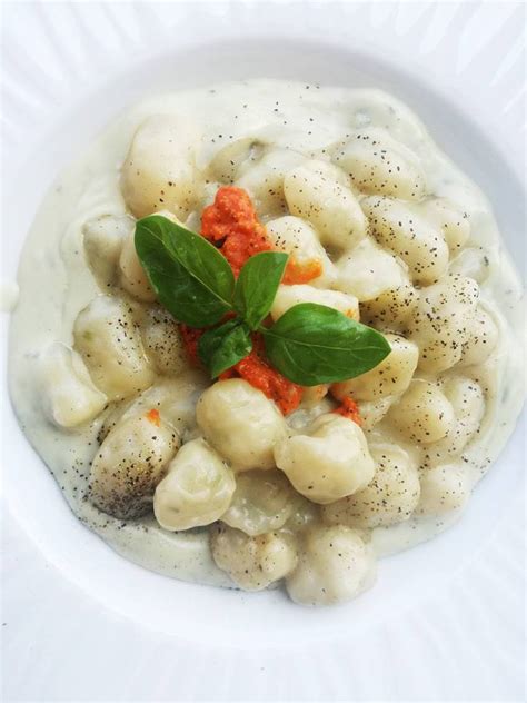 Gnocchi Di Patate Con Crema Di Gorgonzola E Pesto Di Pomodorini Secchi