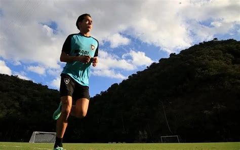 Matías Segovia não treina e se torna dúvida para jogo do Botafogo