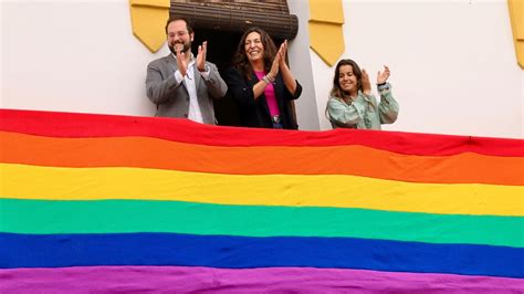 Loles López anima a abrazar la bandera arcoíris y apela a la