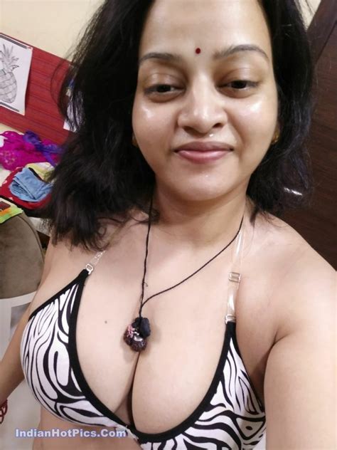 Tharki Bhabhi Ki Ghar Pe Nude Selfies