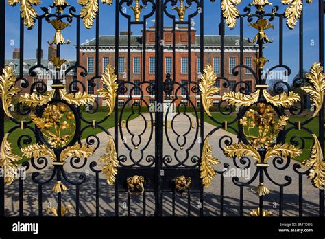 Royal gates kensington palace -Fotos und -Bildmaterial in hoher ...