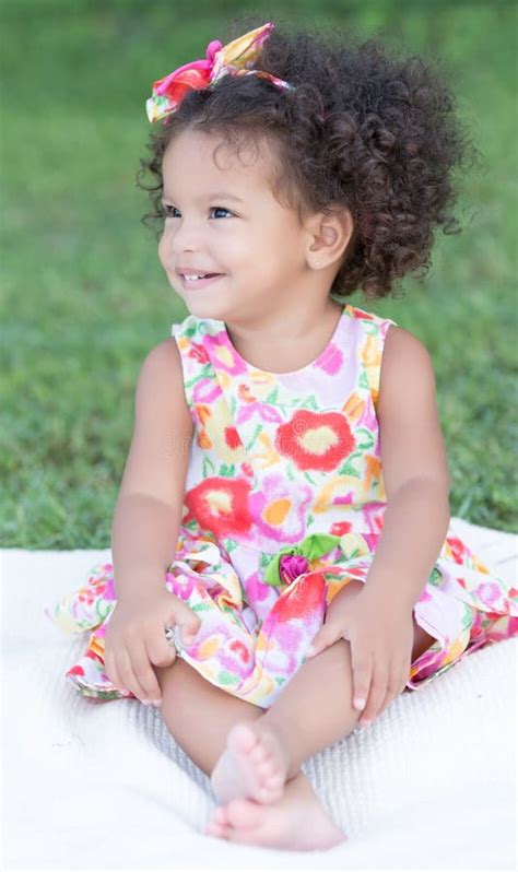 Muchacha Latina Divertida Con Un Vestido Colorido Imagen De Archivo Imagen De Feliz Divertido