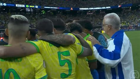 A Roda Dos Jogadores Do Brasil Fechou E Deixou O Treinador Dorival