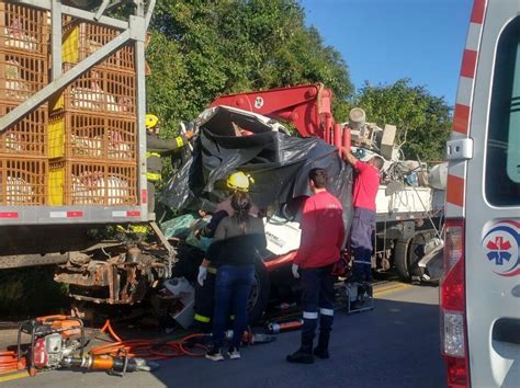 Caminh O Fica Sem Freios Bate Na Traseira De Outro E Deixa Duas