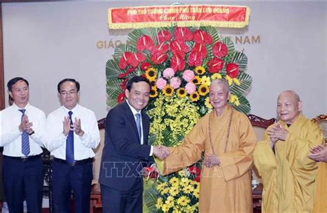 Fête Vu Lan le vice PM Tran Luu Quang félicite les dignitaires et les