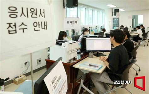 포토 2025학년도 수능 응시원서 접수 나선 수험생들 아시아경제