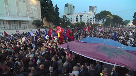 Opozita protestoi para Kryeministrisë dhe Parlamentit qetë dhe pa