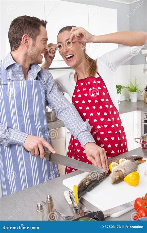 Couples Dans L Amour Faisant Cuire Ensemble Dans La Cuisine Position