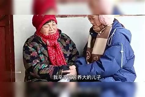 母亲进城送拆迁款，儿子儿媳不让进门，母亲转身把1000万送给邻居 母亲 儿媳 儿子