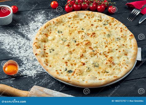 Gebackene Pizza Mit 4 Arten Weiße Soße Käse Und Auf Einem Schwarzen