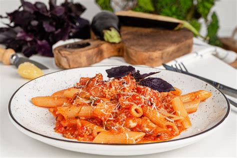 Pene Italiano De Pasta Con Berenjena Y Pausa De Tomate Concepto De