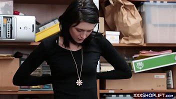 Después de atraparla robando el oficial se folla a una jovencita XVIDEOS