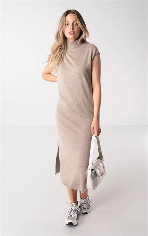 Mouwloze Maxi Jurk Met Hoge Hals Beige Guts Gusto