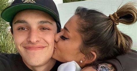 Ariana Grande And Justin Bieber Kiss On Cheek