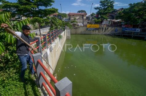 PENAMBAHAN KOLAM RETENSI DI BANDUNG | ANTARA Foto