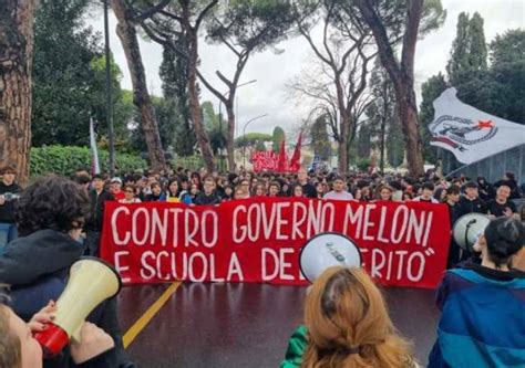 Soldi Alla Scuola E Non Alla Guerra Studenti In Piazza Contro Il