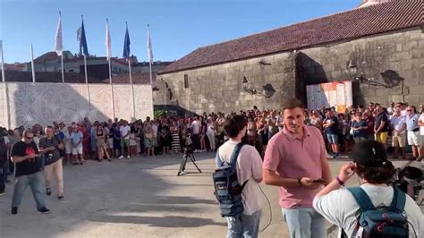 M S De Personas Guardan Un Minuto De Silencio En Baiona Por El