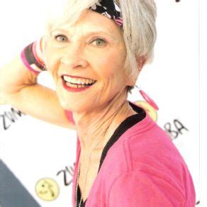 Abuela posa en un pequeño bikini Cuando la cámara baja su cuerpo deja aturdido a todo el mundo