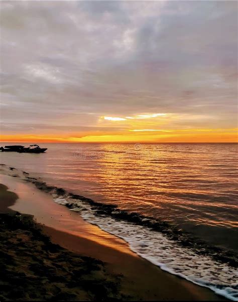 Disfruta De La Puesta De Sol En La Playa Foto De Archivo Imagen De