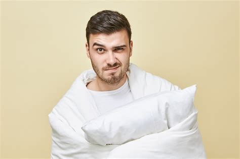 Foto De Um Jovem Frustrado A Barba Por Fazer Se Sentindo Estressado