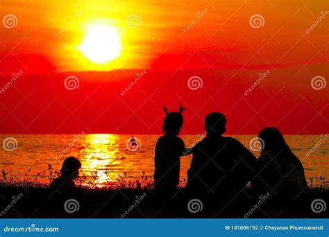 Silhouette Family Beach Stock Photos - Download 15,148 Royalty Free Photos