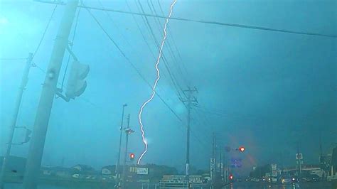 2022 ゲリラ 雷雨 【閲覧注意】前が見えないバケツをひっくり返したようなゲリラ豪雨、落雷の瞬間【2022年7月27日】the