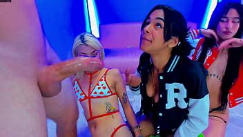 arrodillada para ser follada en su garganta áspera descuidado XVIDEOS