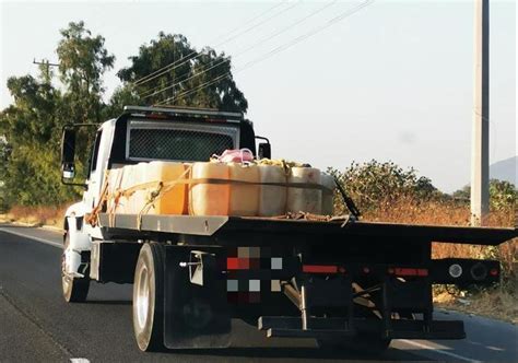 Detiene FGR A 2 Y Decomisa 2 Mil 200 Litros De Huachicol En Ixmiquilpan