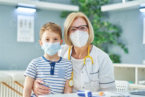 Pediatrician doctor examining little kids in clinic 15894372 Stock Photo at Vecteezy