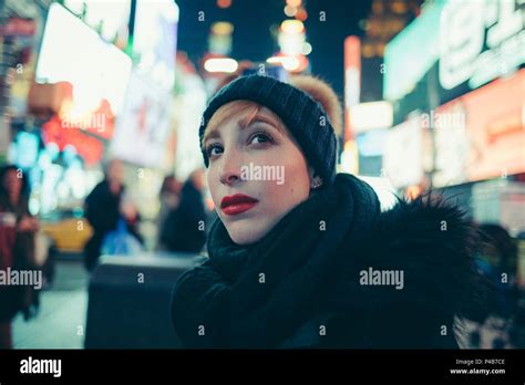 Fille blonde cheveux courts sur times square Banque de photographies et dimages à haute