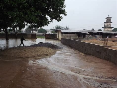 Pluies diluviennes à Abidjan Un immeuble saffaisse au Dokui